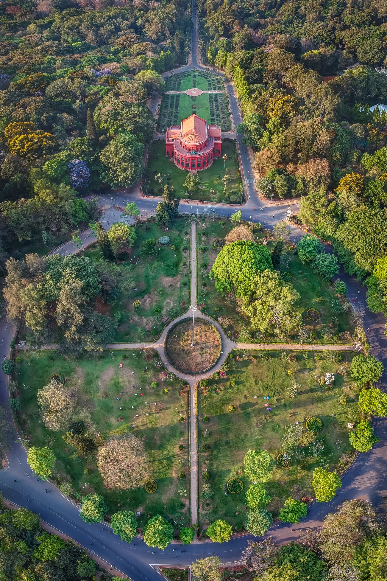 A stunning aerial view of the Karnataka State Central Library which was built in 1915 and is now located inside the lush Cubbon Park. Bengaluru’s Park Paradise, Cubbon Park, the 120-acre lush park and Bengaluru’s prime lung space, gives city slickers an opportunity to hit pause and get off. Precious moments spent there, away from the frantic pace of a thriving megalopolis are a gift a blast from the past when Bengaluru was just a sleepy cantonment town dubbed the Garden City. Lovers, both young and old, amble around with an air of cozy intimacy, shielded from an unquiet city and its throbbing aura of commerce. Others in the pursuit of fitness limber up in the green environs, while groups of young students pore over books or just bat the breeze to get some respite from the rat race. When visiting Bengaluru, do not forget to take a walk in the park, especially when the soft evening light drapes it in an ethereal glow 