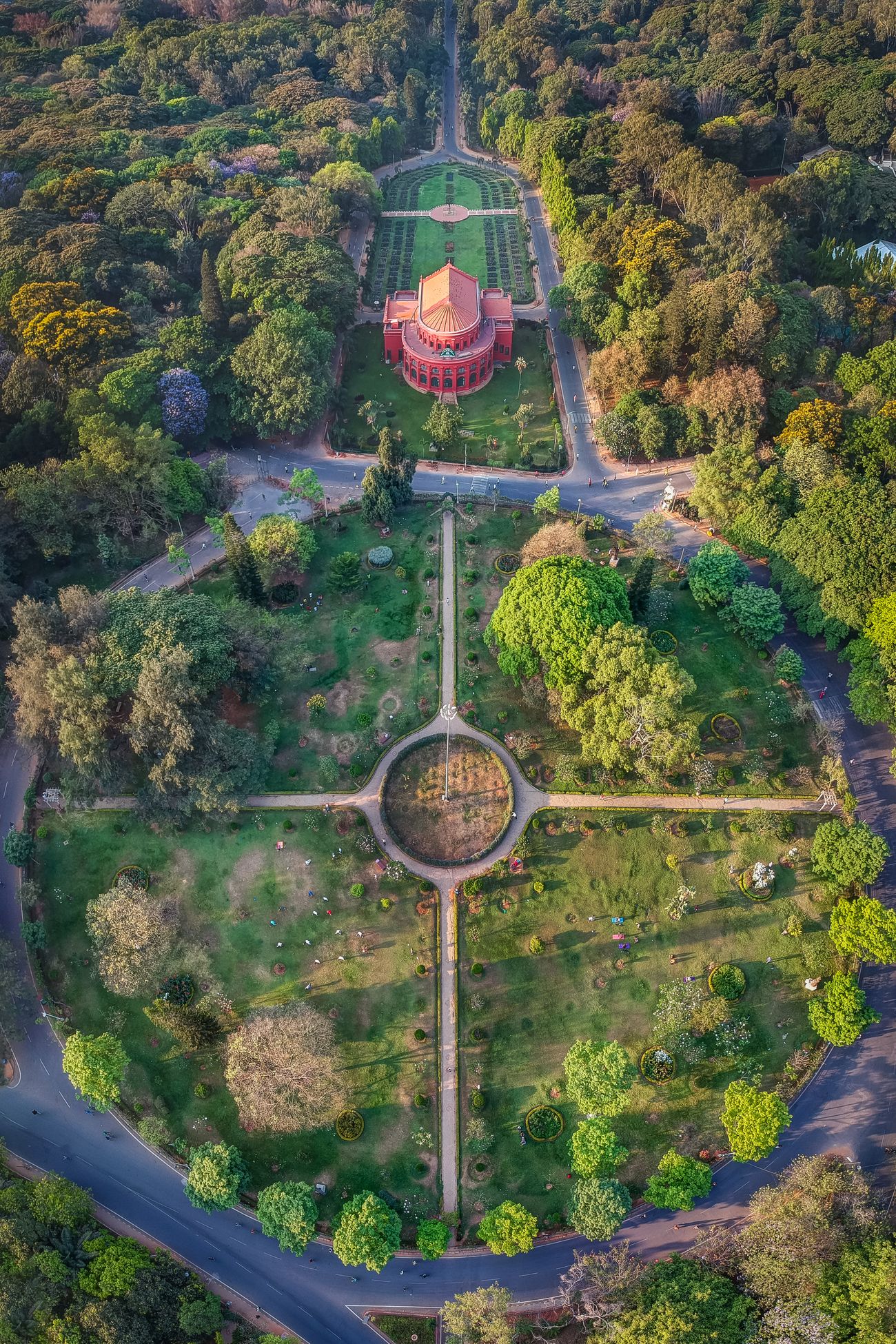 A stunning aerial view of the Karnataka State Central Library which was built in 1915 and is now located inside the lush Cubbon Park. Bengaluru’s Park Paradise, Cubbon Park, the 120-acre lush park and Bengaluru’s prime lung space, gives city slickers an opportunity to hit pause and get off. Precious moments spent there, away from the frantic pace of a thriving megalopolis are a gift a blast from the past when Bengaluru was just a sleepy cantonment town dubbed the Garden City. Lovers, both young and old, amble around with an air of cozy intimacy, shielded from an unquiet city and its throbbing aura of commerce. Others in the pursuit of fitness limber up in the green environs, while groups of young students pore over books or just bat the breeze to get some respite from the rat race. When visiting Bengaluru, do not forget to take a walk in the park, especially when the soft evening light drapes it in an ethereal glow