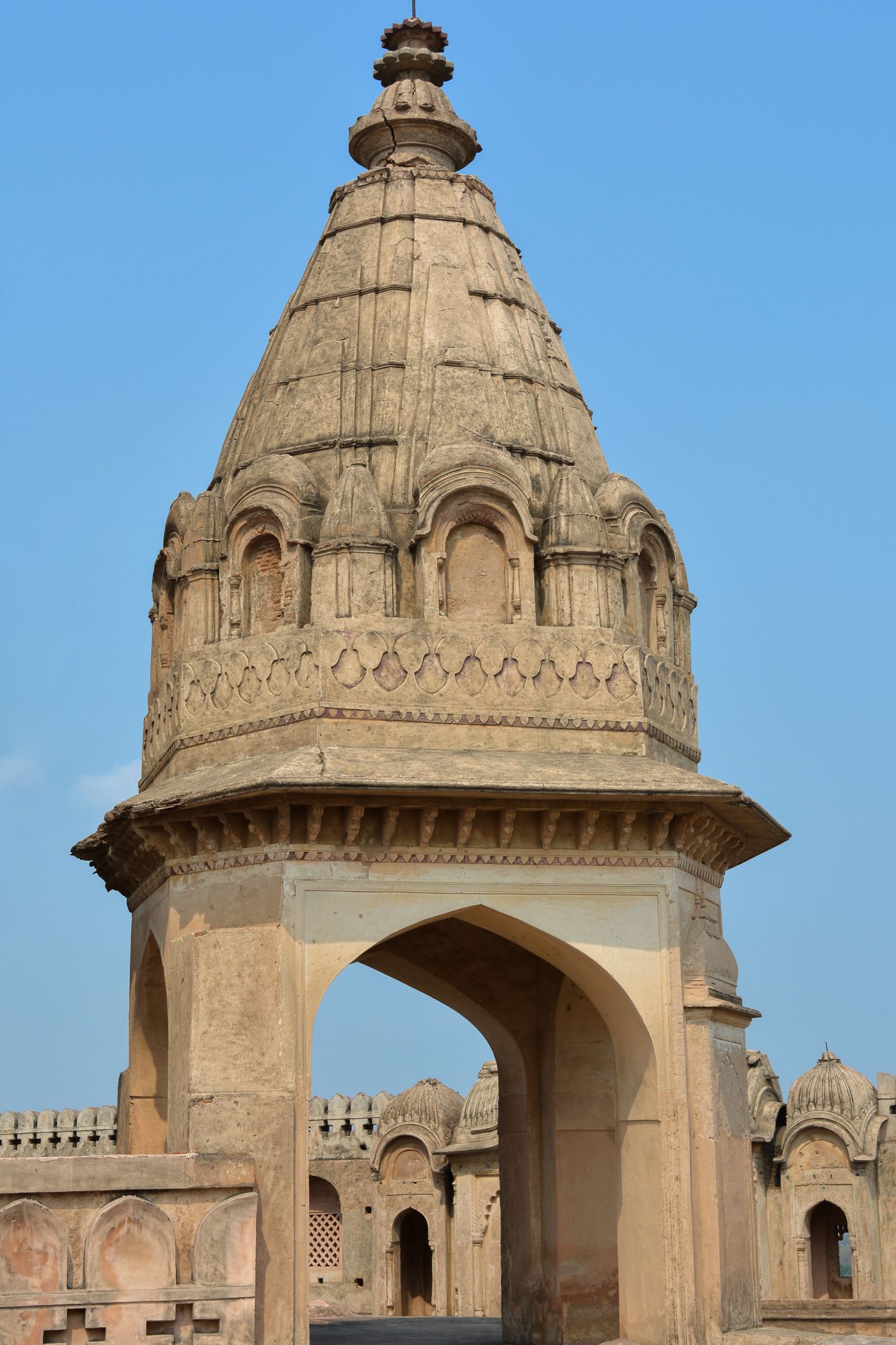 A tower located in the courtyard of Lakshmi Narayan temple in Orchha, covered with several kiosks 