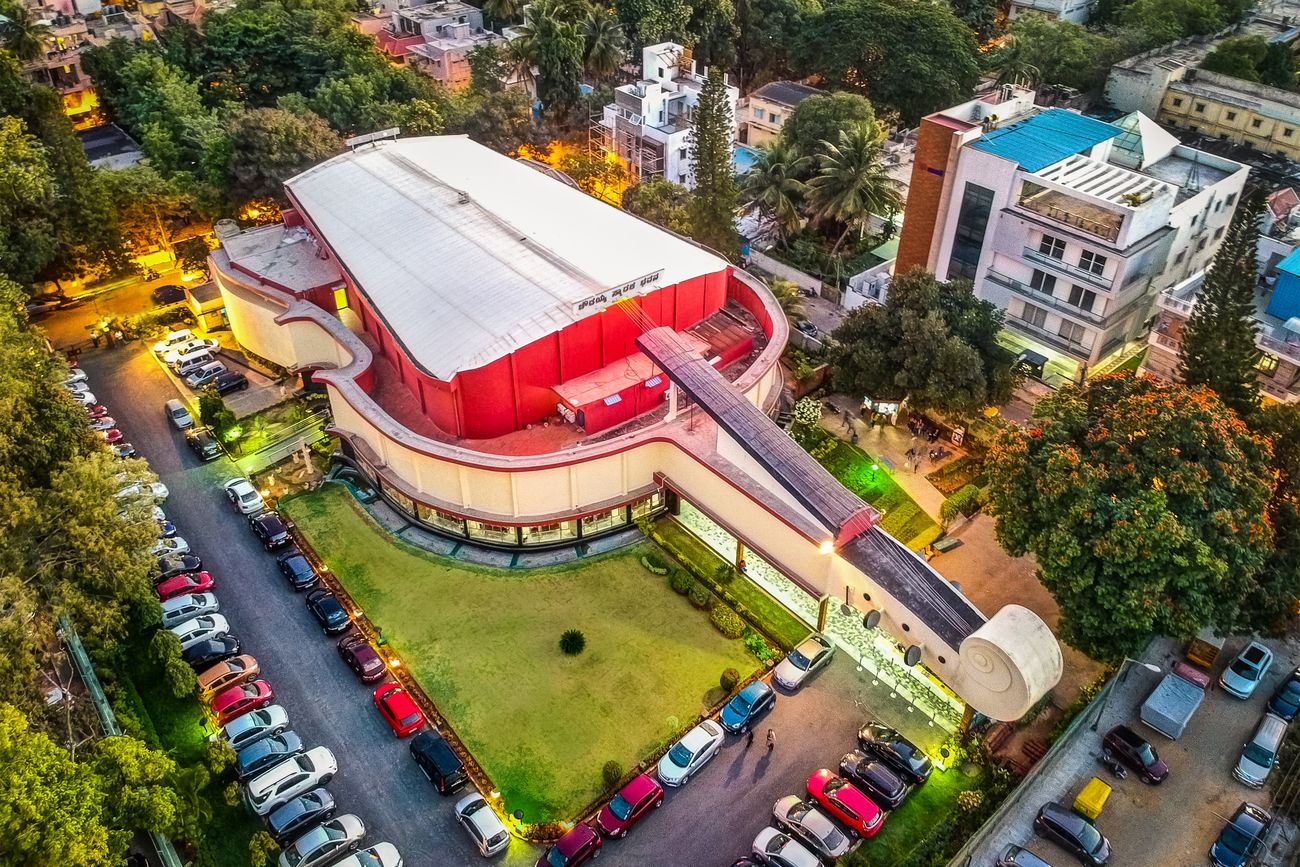 Chowdiah Memorial Hall is an amazing cultural center in Bangalore for musical and theatrical performances. The auditorium is built in a classic violin shape with beautiful lush lawns