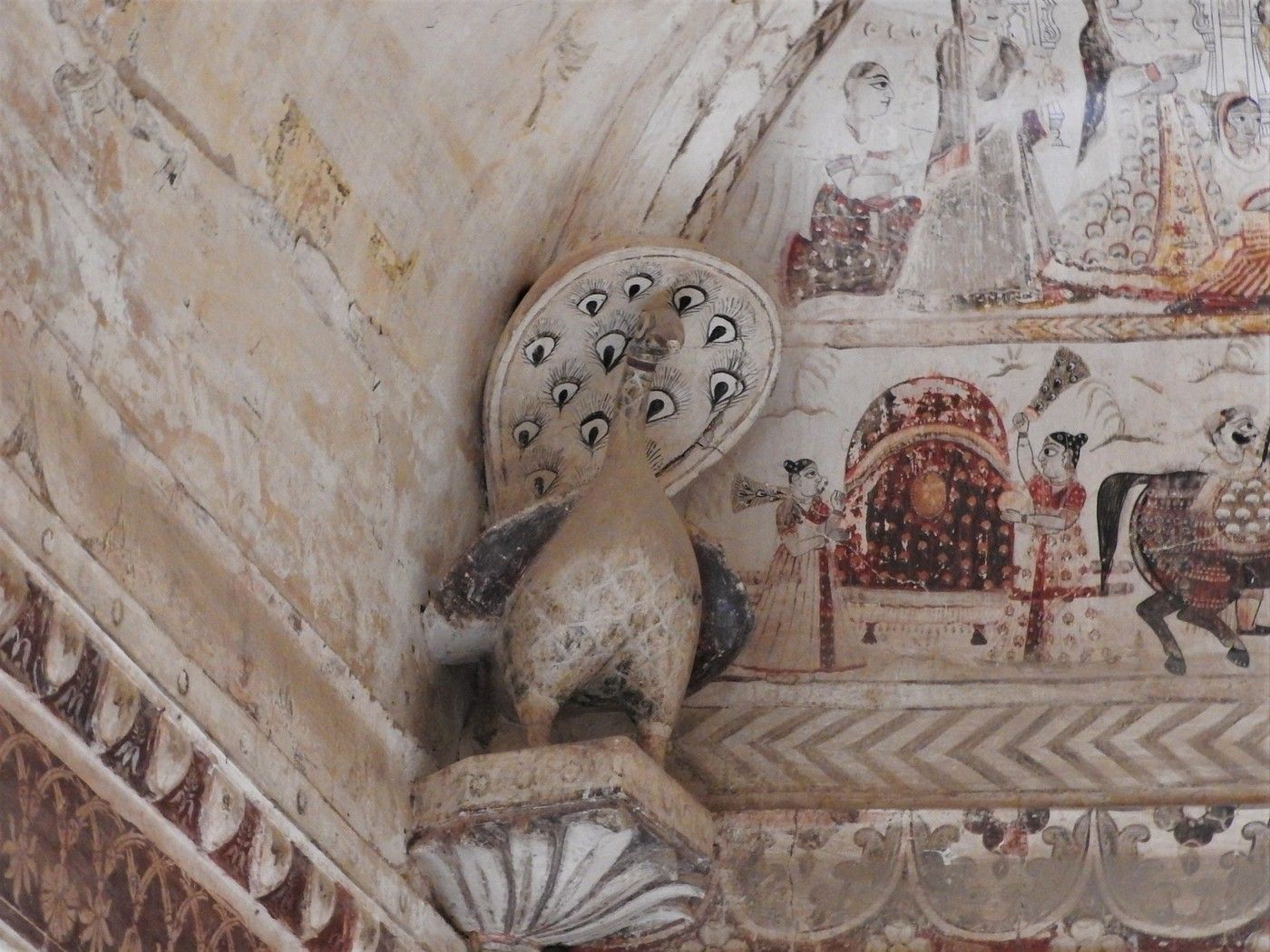 Every corner in Lakshmi Temple is adorned with peacocks. The aim was to separate the different paintings, and to decorate the corners, Orchha 