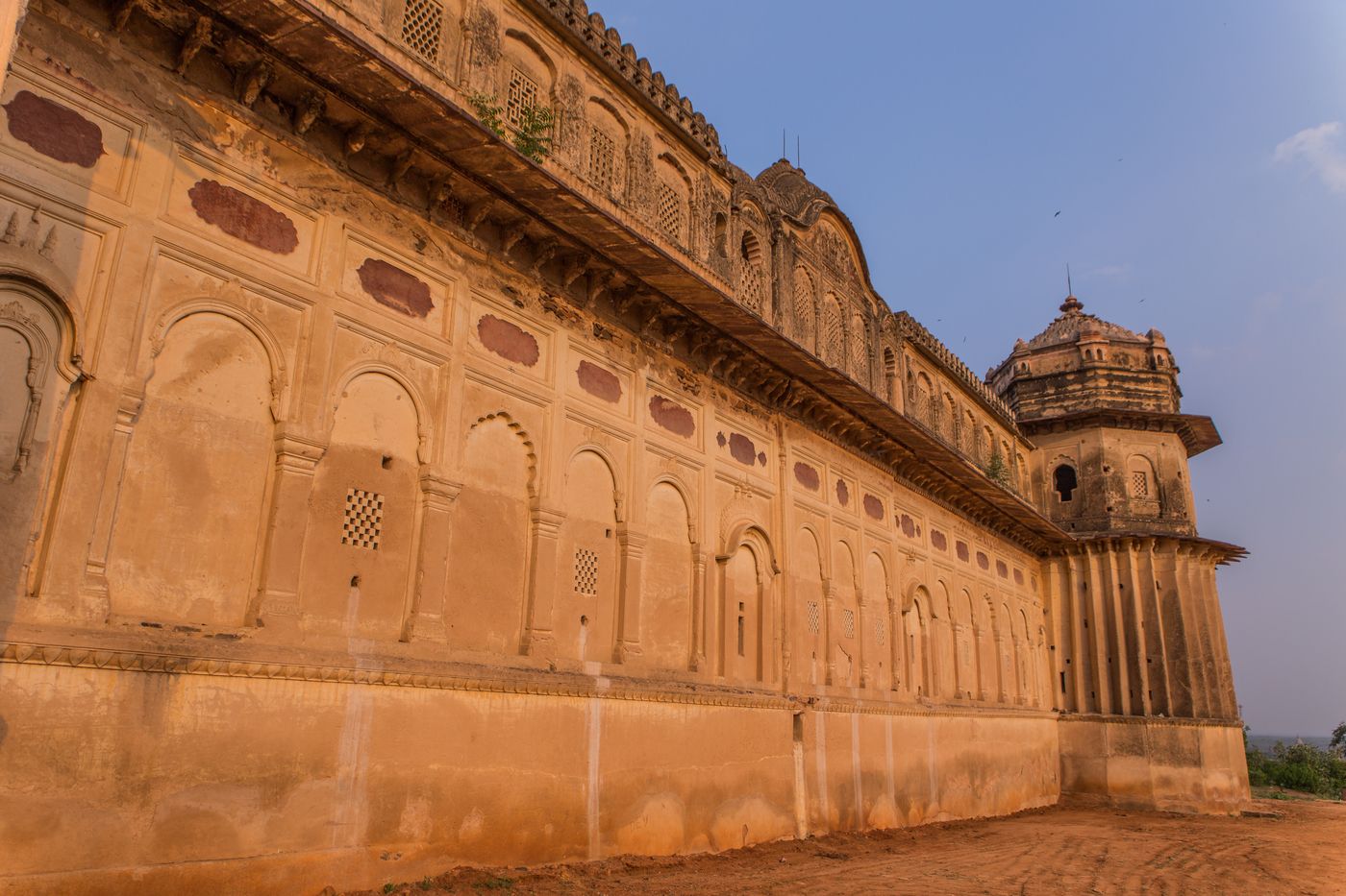 Parapet walls dotted with cannon slots, Orchha 