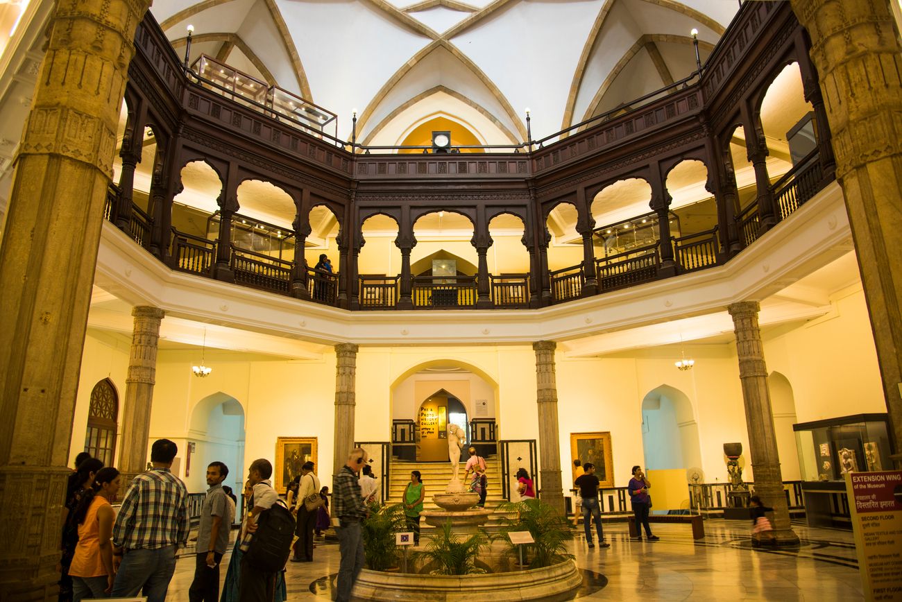 The Indo-Saracenic building that houses the Chhatrapati Shivaji Maharaj Vastu Sangrahalaya (formerly known as Prince of Wales Museum) is a beauty in Mumbai. Its interiors constitute columns, railings and balconies that are built like an 18th Century wada or a Maratha mansion. There is no restriction for photography in the museum 