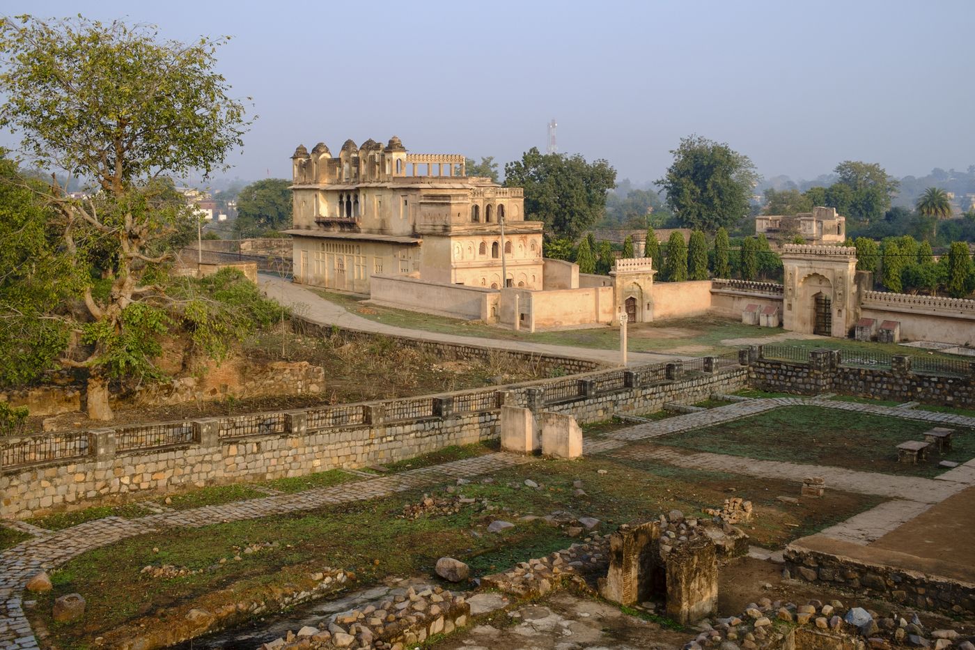 The huge arched open areas of Rai Parveen Mahal creates a cool feeling, Orchha 