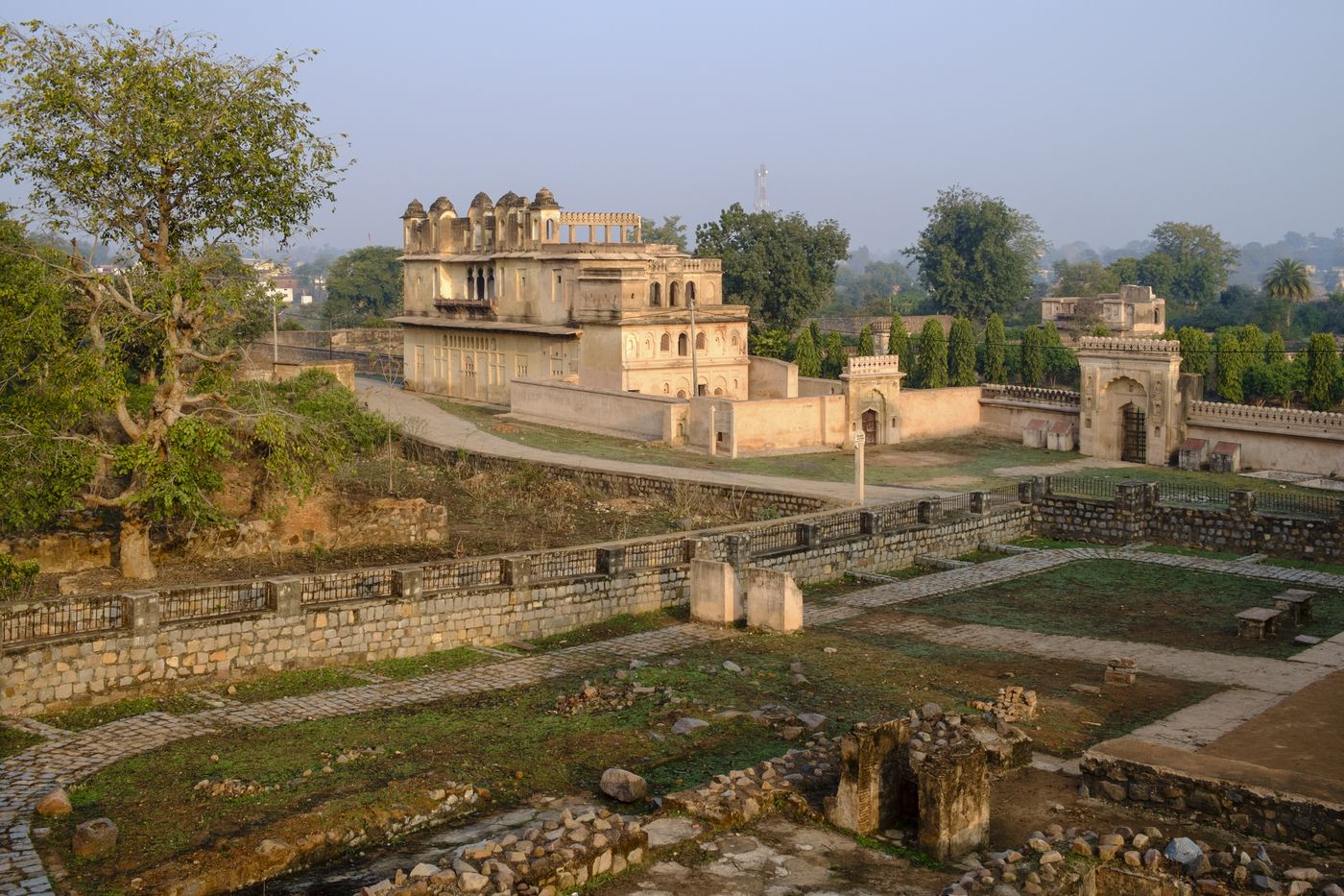 The huge arched open areas of Rai Parveen Mahal creates a cool feeling, Orchha