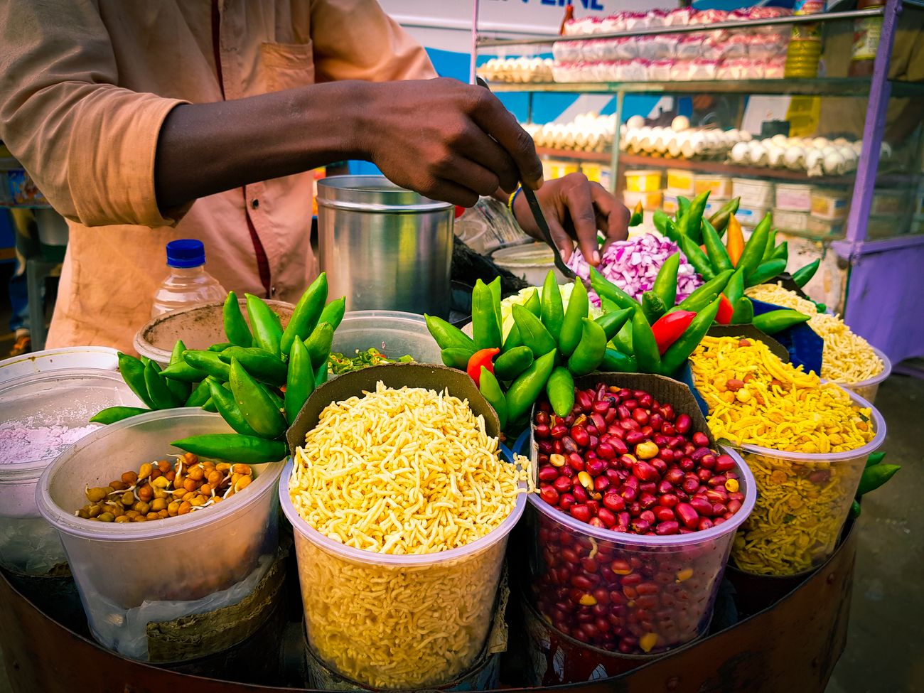 Bhel Puri (Jhalmuri): This snack is synonymous with Mumbai's beaches, as are other fatafat eats like pav bhaji, pani puri, vadapav and ice gola