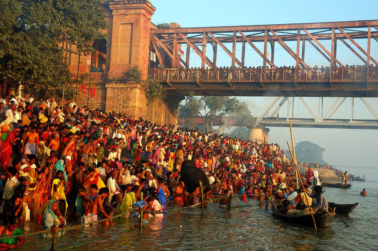 During the Sonepur Fair pilgrims flock to the Ganges River to bathe in its holy waters. Thousands of devotees visit the Hari Harnath Temple and dip into the river during their Kartika Purnima pilgrimage 