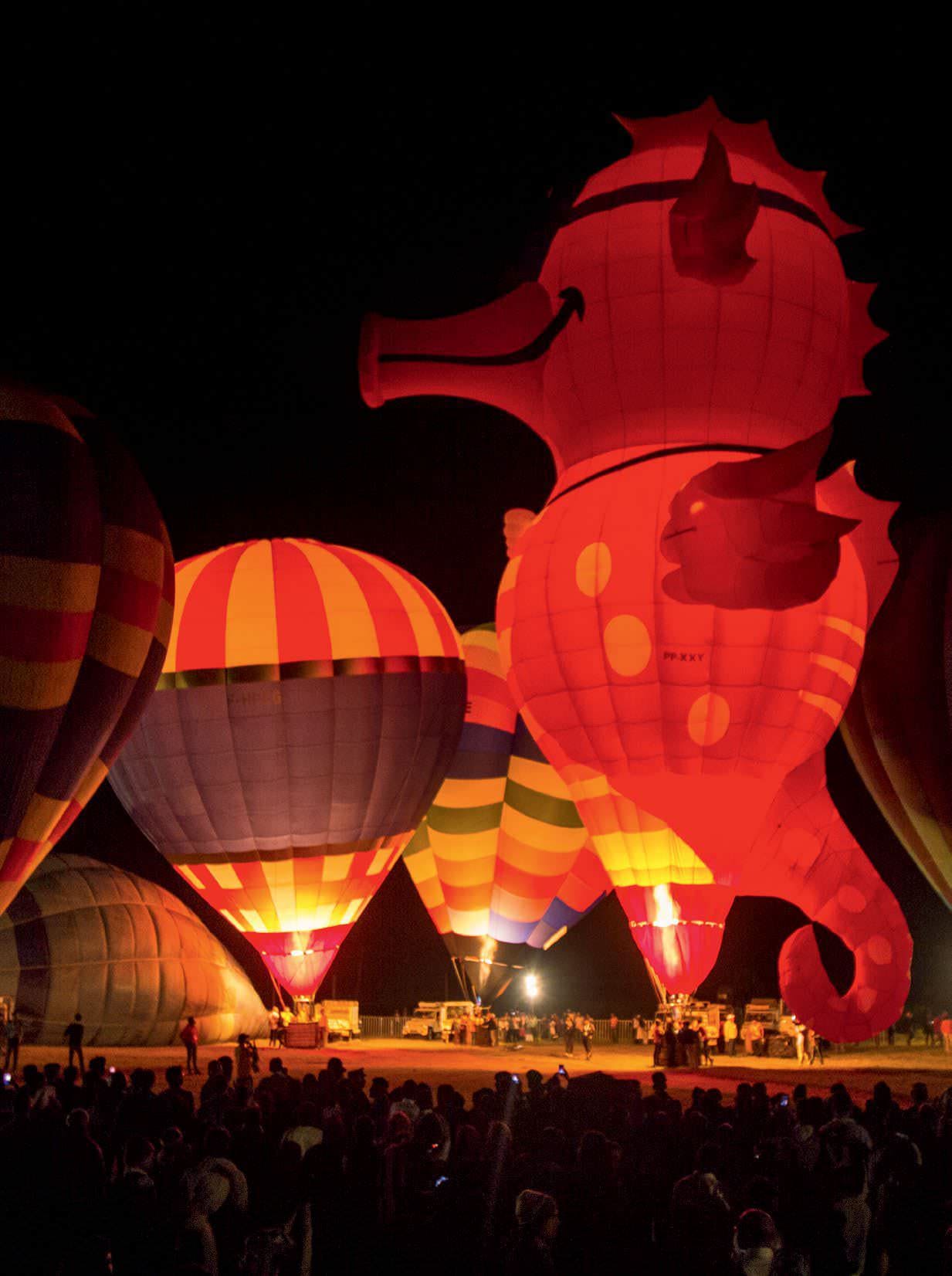 The tethered flight sessions set the night aglow and enchant the hundreds of visitors in attendance