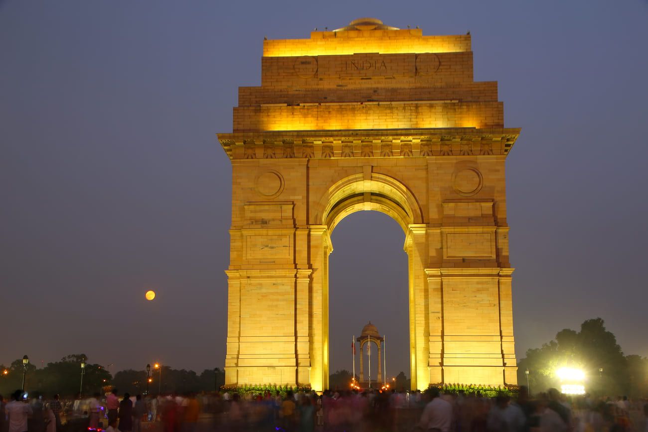 India Gate at early evening. The Gate is a memorial to the 82,000 soldiers of the united British Indian Army who died during 1914 – 1921