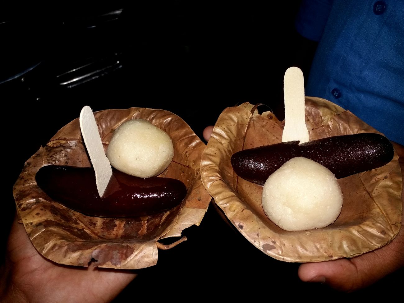 Kolkata’s specialty sweets, roshogula and gulab jamun, as served at sweet shops on the streets 