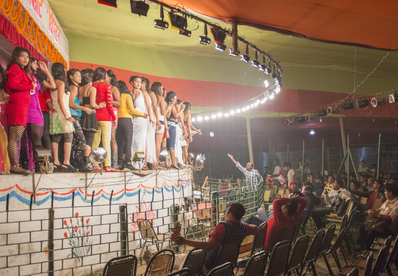 Many visitors attend the fair to watch the popular dance shows. Dances are usually performed by female dancers and often draw a younger audience 