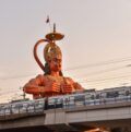 metro passing the hanuman temple in delhi