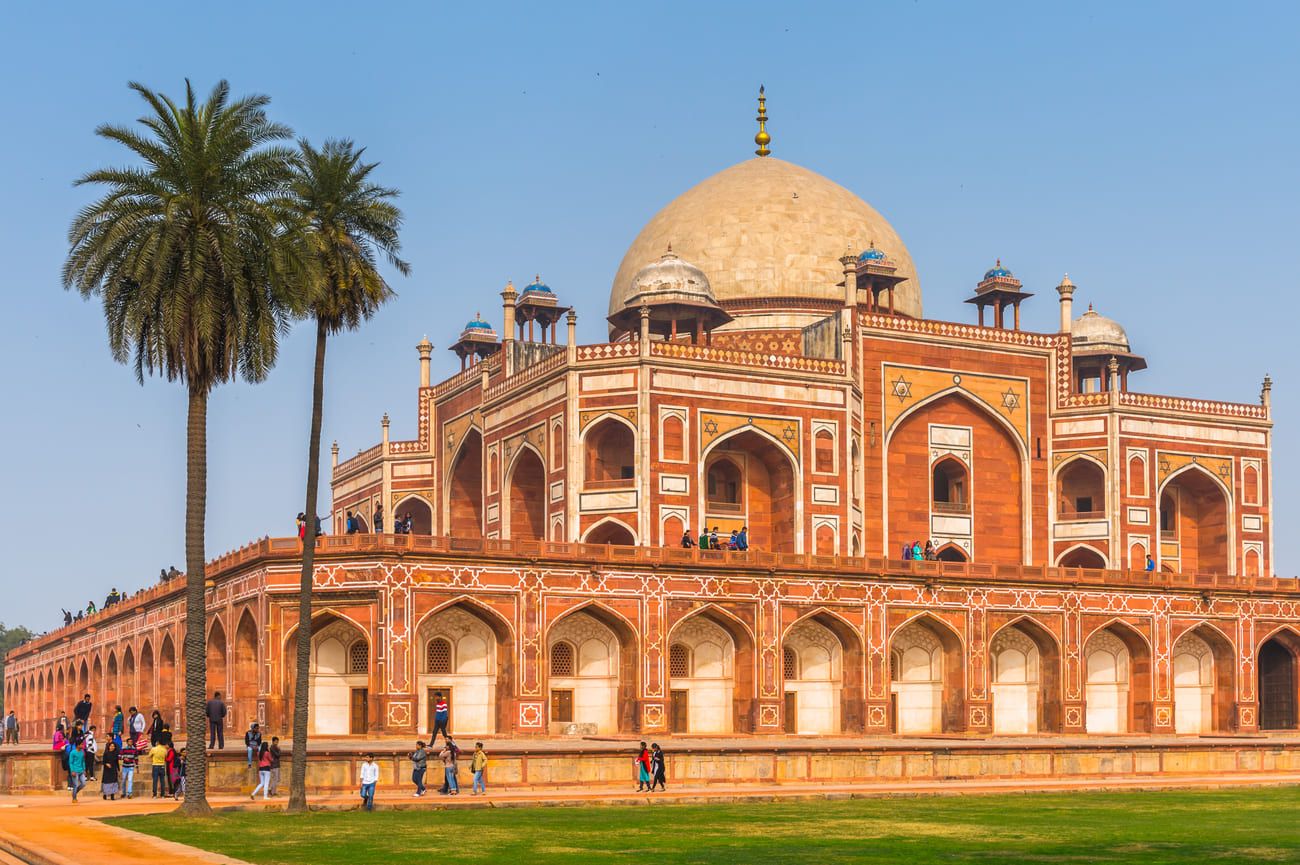 One of the main attractions in the vicinity of Nizamuddin is the tomb of the Mughal emperor Humayun (UNESCO Site), commissioned by his first wife.