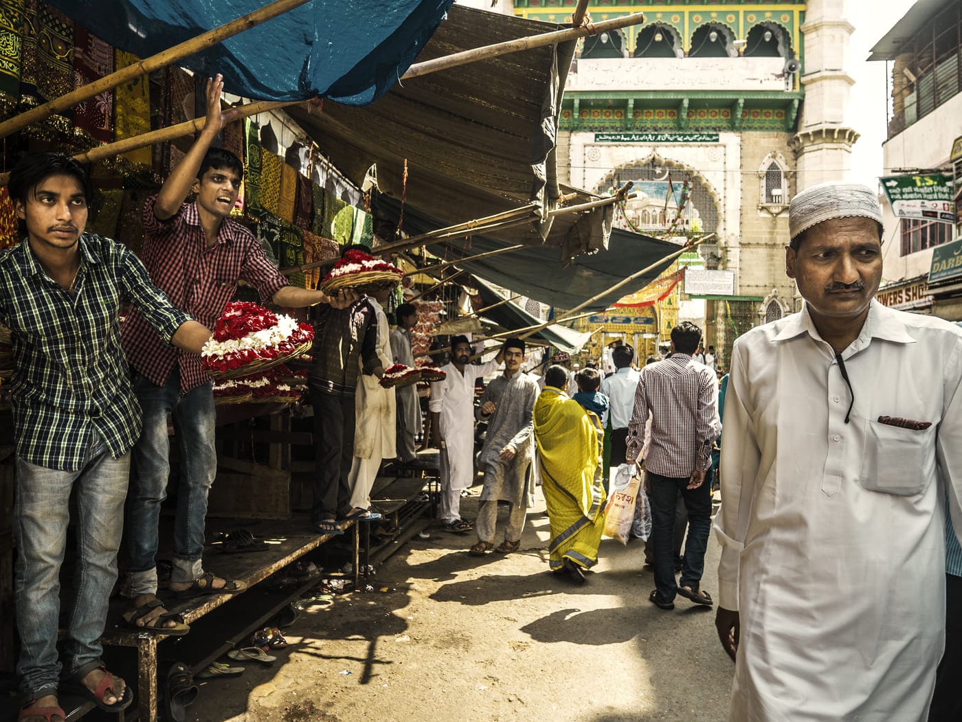 11.Pushkar’s neighboring city Ajmer is famous as a major Muslim pilgrimage center. In the street leading to the Ajmer shrine dedicated to the Sufi Saint Khwaja Moinuddin Chishti, many stalls sell offerings such as flowers to devotees 