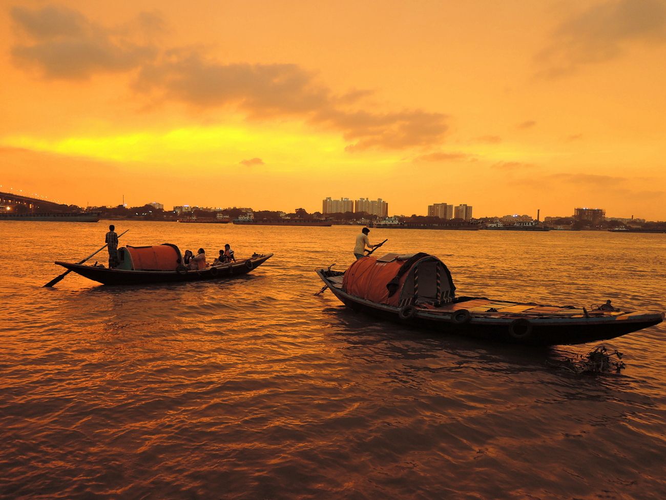Relieve the Kolkata Charm as you soak in the splendor of the setting sun while drifting on the Hooghly river 