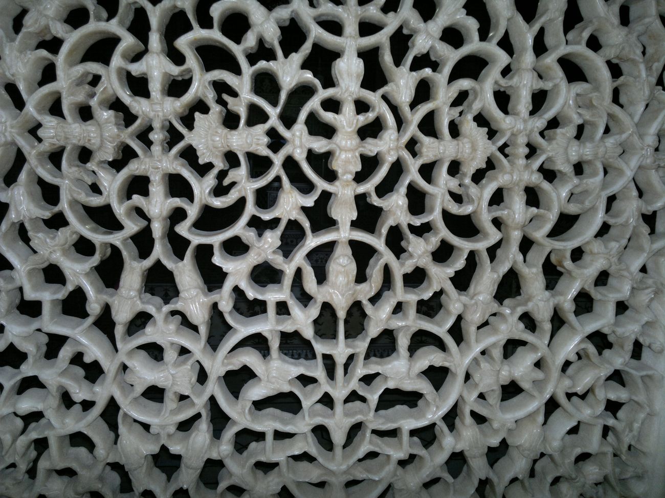 filigree marble screen tomb chamber taj mahal