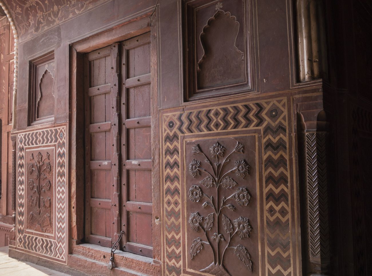 carved wall panel mehman khana taj mahal complex