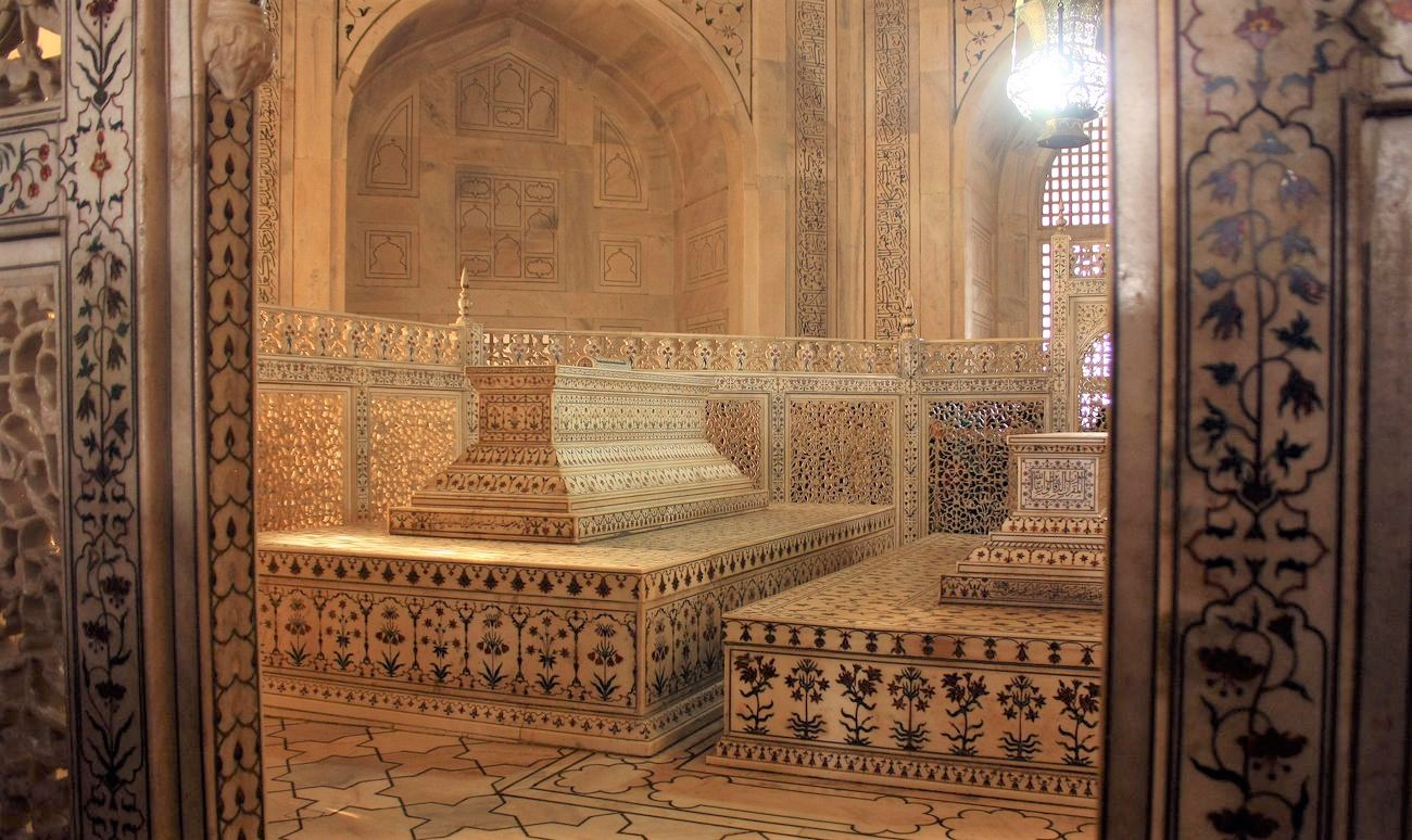 cenotaph in tomber chamber taj mahal