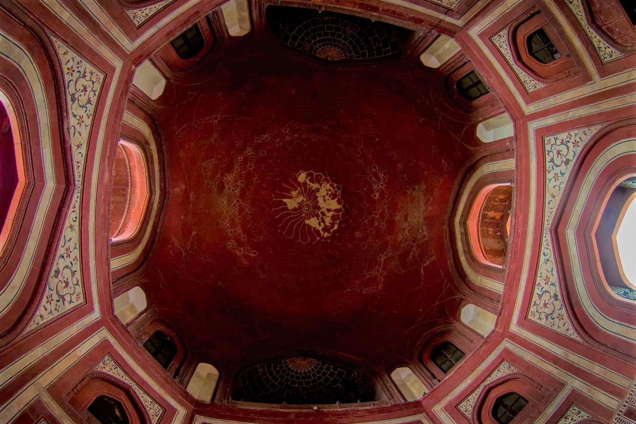ceiling of entrance to taj mahal