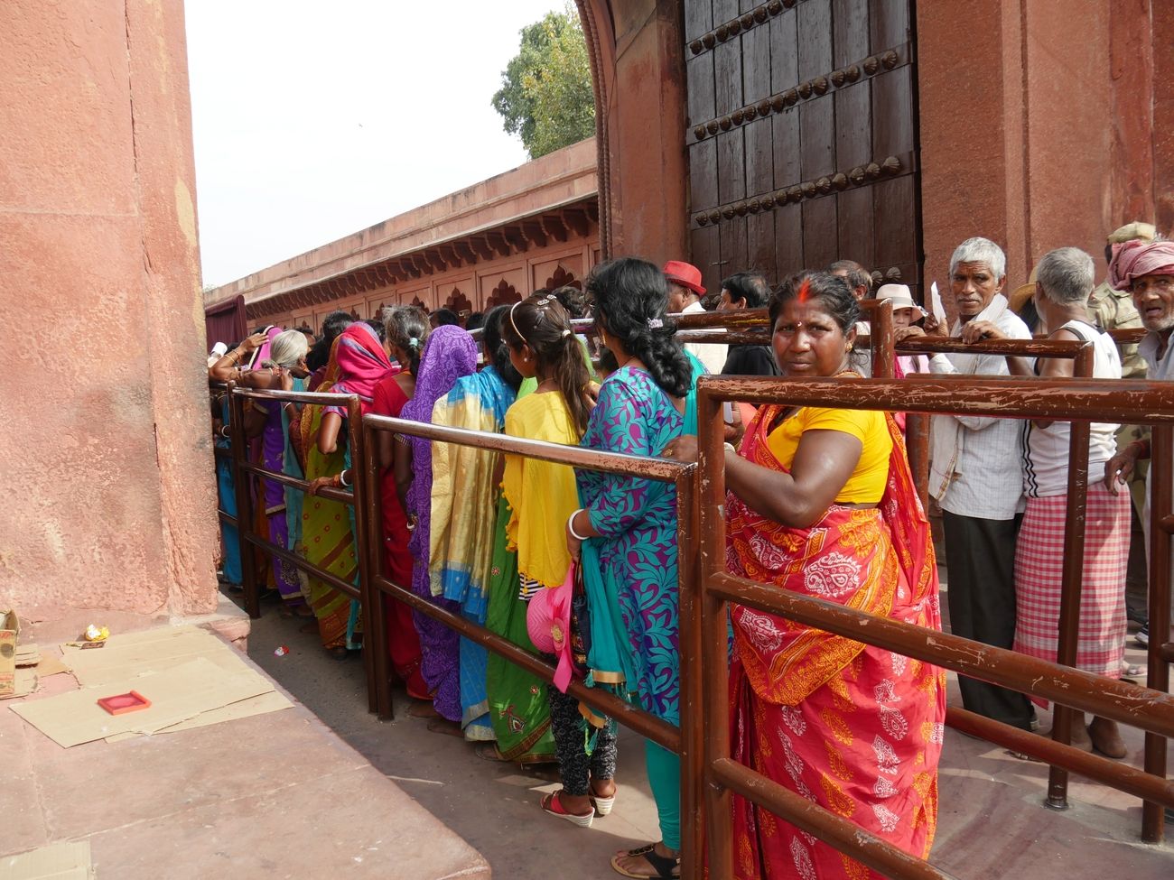 visitor queue at taj mahal entrance