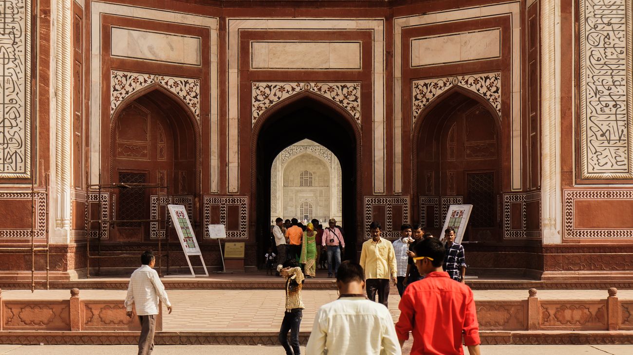 beautiful entrance to taj mahal