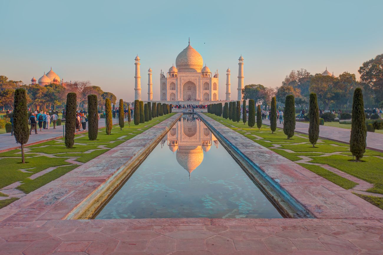 taj mahal perfect symmetry reflection in fountain