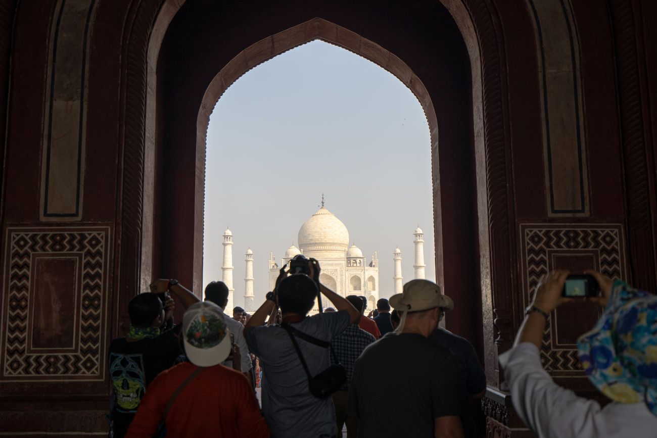 taj mahal from entrance gate sunrise