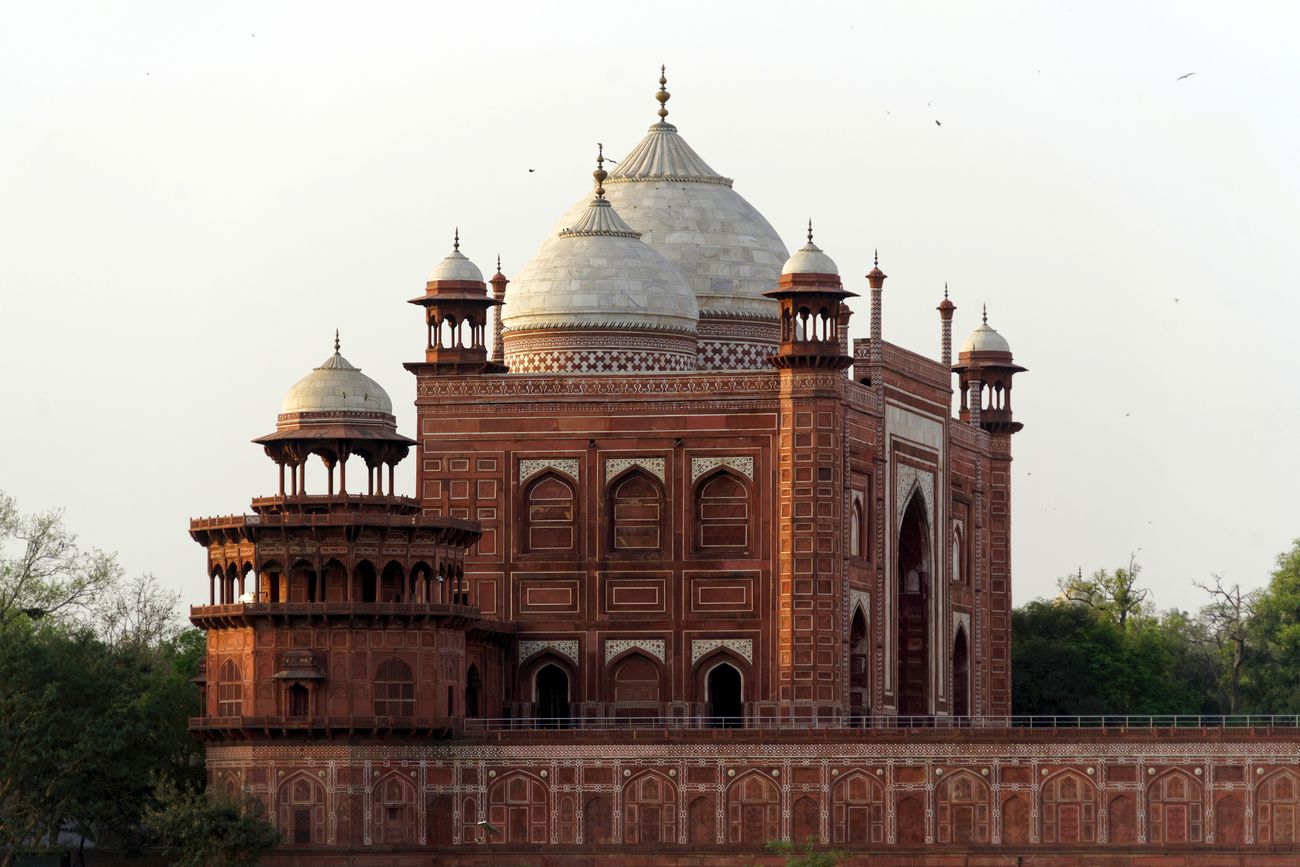 guest house taj mahal as seen from other side of the river