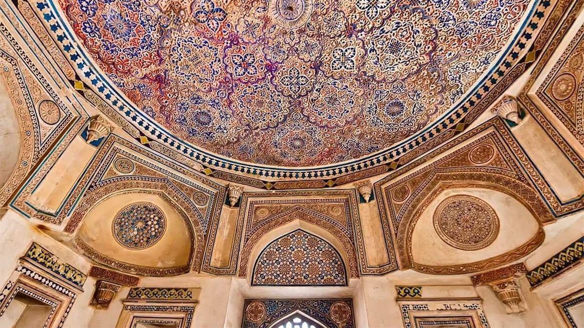 ceiling of jamali kamali mosque delhi