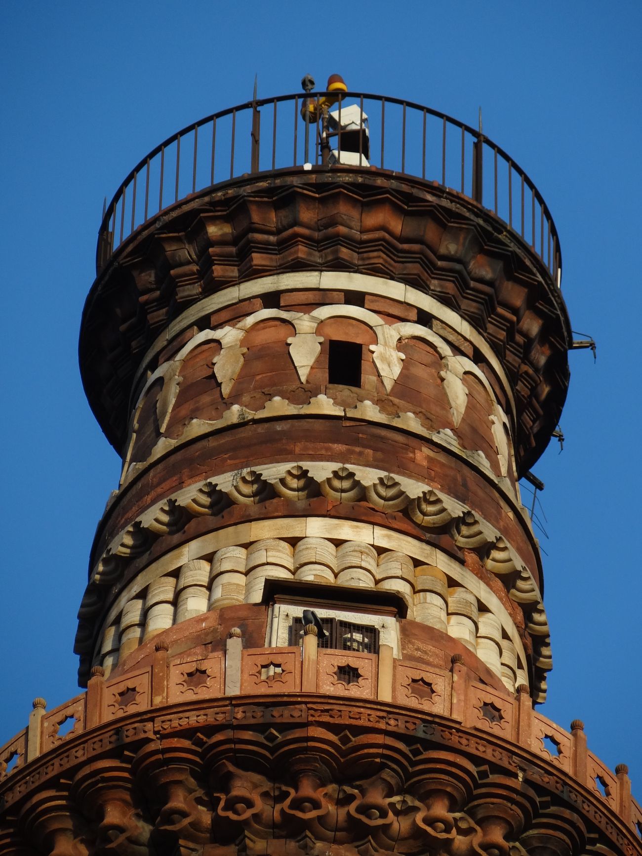 close up view of top storey of qutab minar