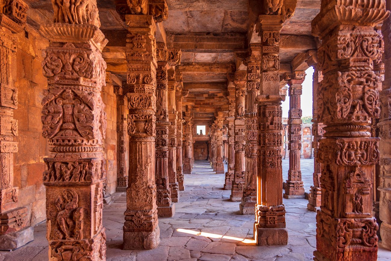 columns with stone carving in courtyard of quwwat-us-islam mosque35