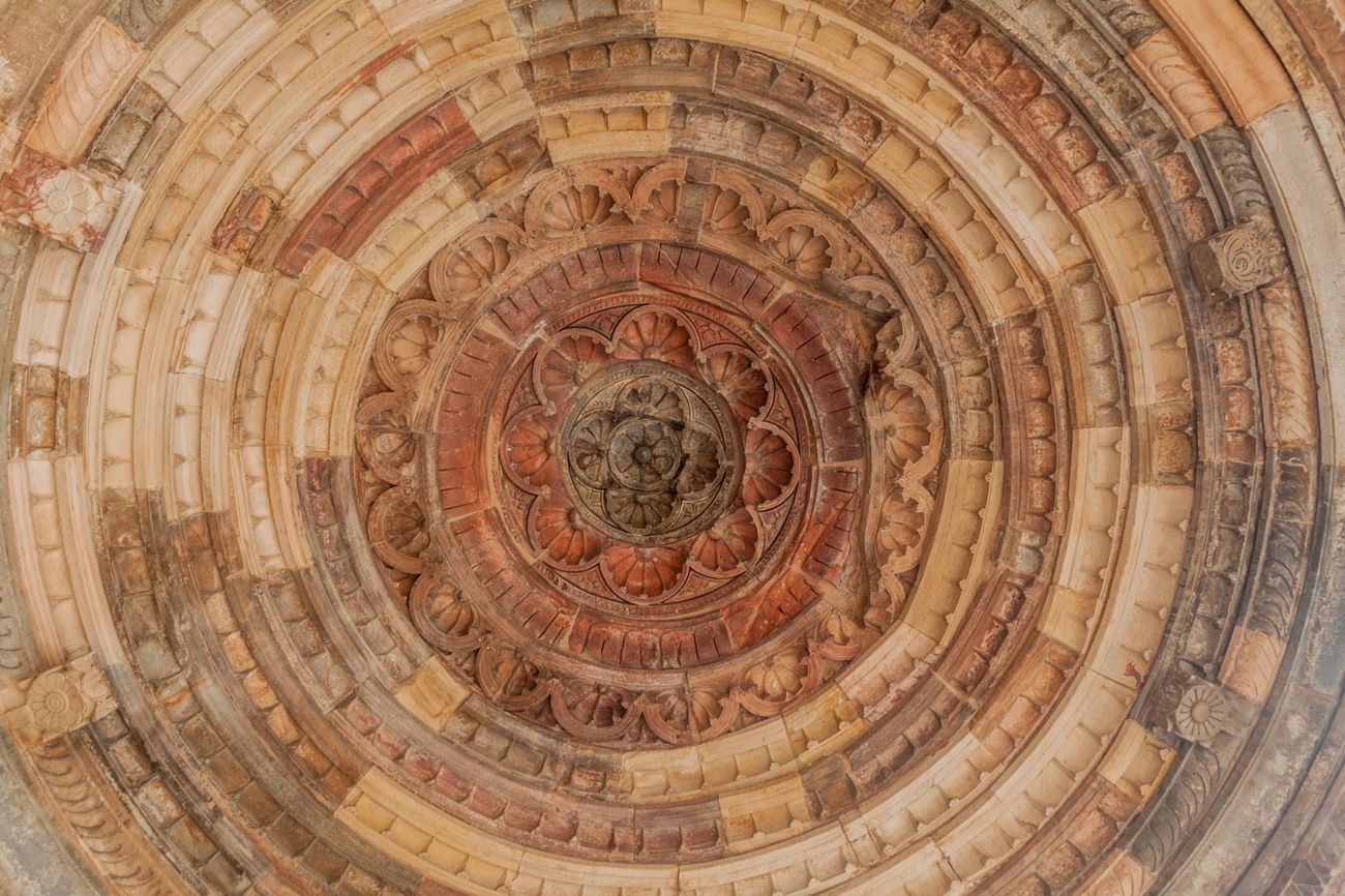 cupola in cloister of quwwat ul-Islam mosque24