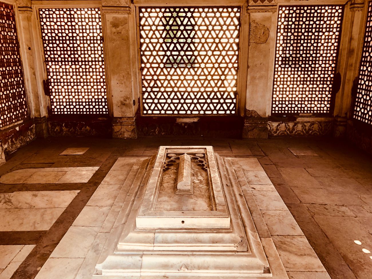 grave of imam zamin (a saint) at qutub minar12