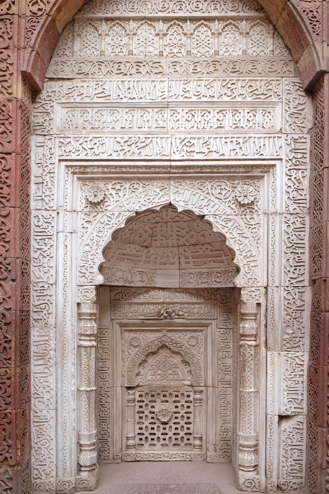 stone carving on qutab minar45