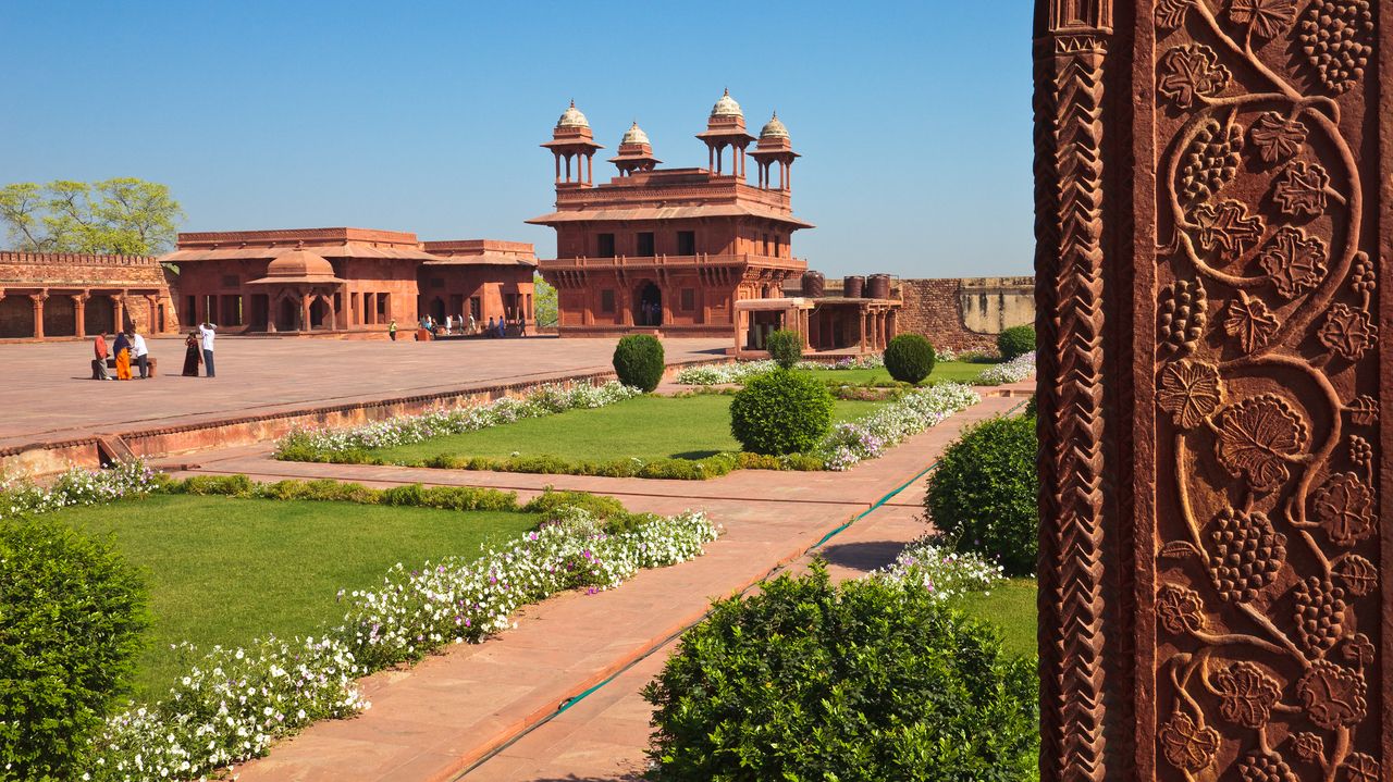 imperial courtyard fatehpur sikri