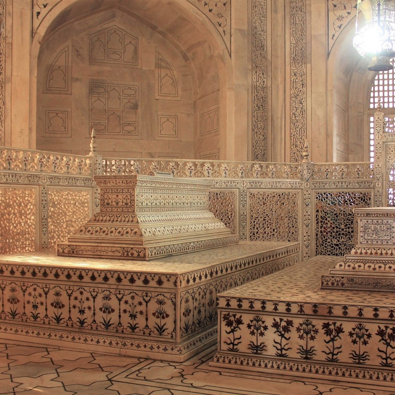 Tomb chamber of the Mughal Emperor Shah Jahan and Empress Mumtaz Mahal in Taj Mahal