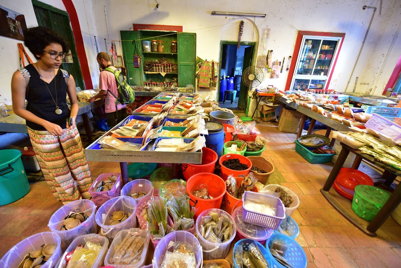 Foreign tourists shopping in fort kochi