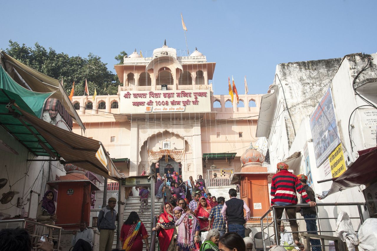 pligrims to brahma temple pushkar travel guide