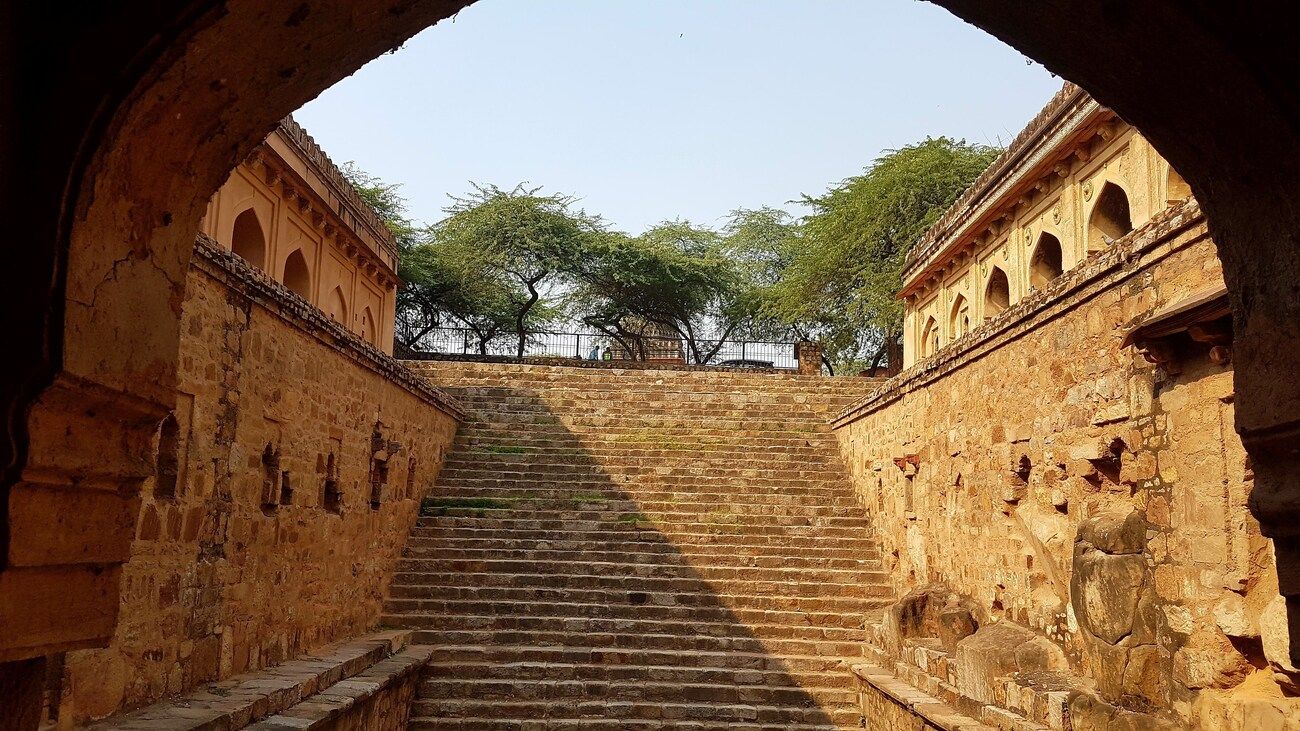 rajon ki baoli stepwell mehrauli archaeological park delhi