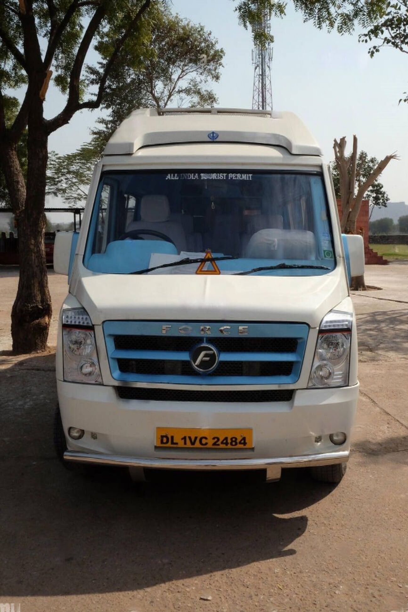 10 seater luxury tempo traveller for tourists