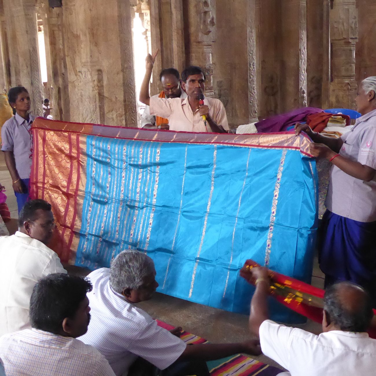 Sari auction in the Temple