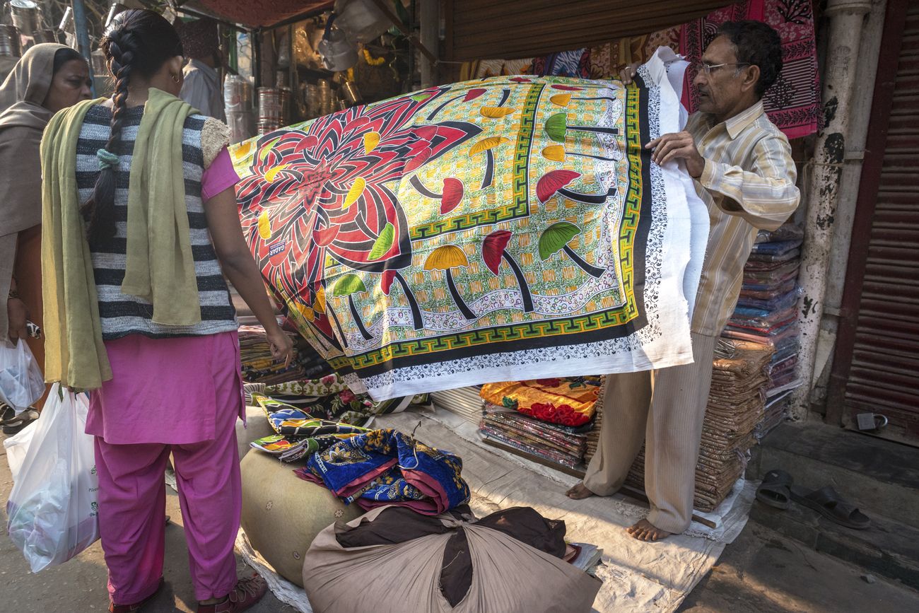 customer buying bedsheet in new delhi