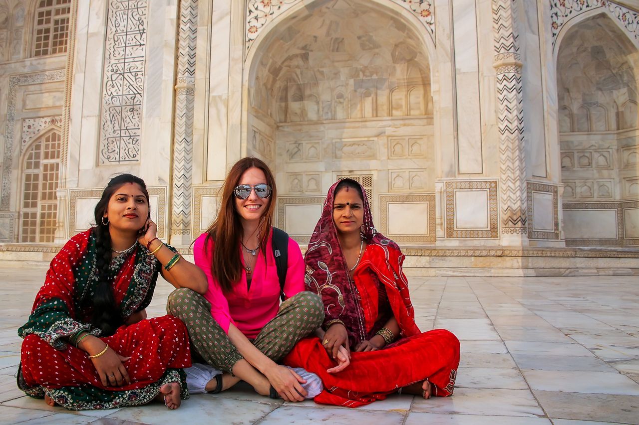 foto with indian tourists in taj mahal guide