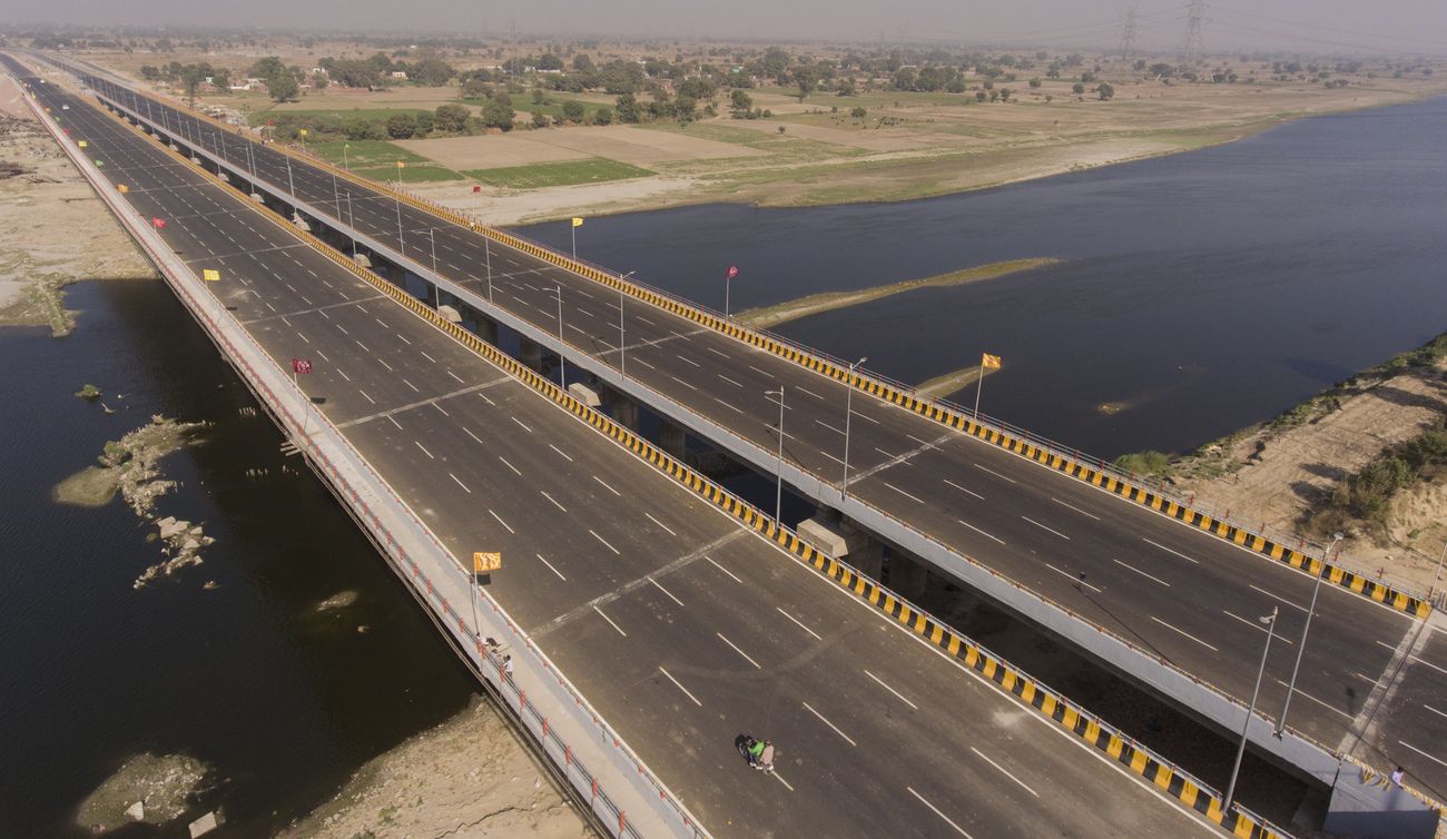 taj expressway between agra delhi